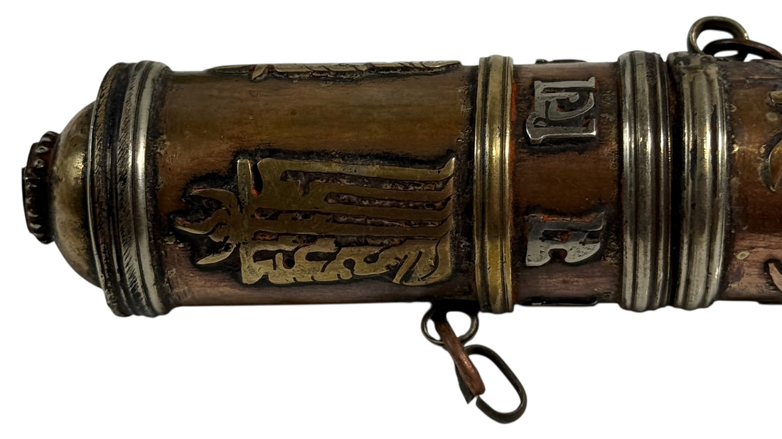 Porte-rouleau de prière bouddhiste tibétain vintage – Cuivre/laiton avec inscription argentée – Pierre manquante