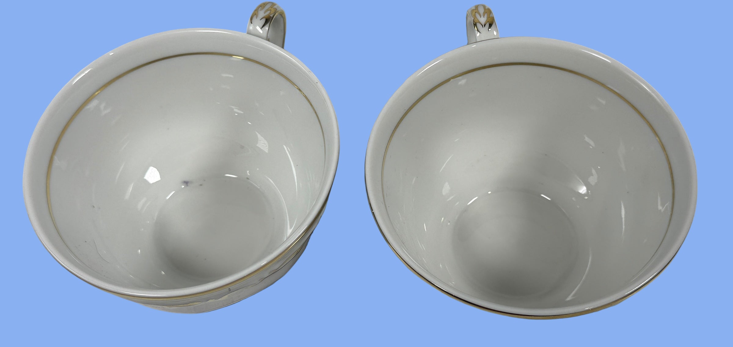 Paire de tasses à thé et soucoupes vintage en porcelaine de Hongrie Zsolnay (2 unités) – Bleu cobalt avec bordure dorée