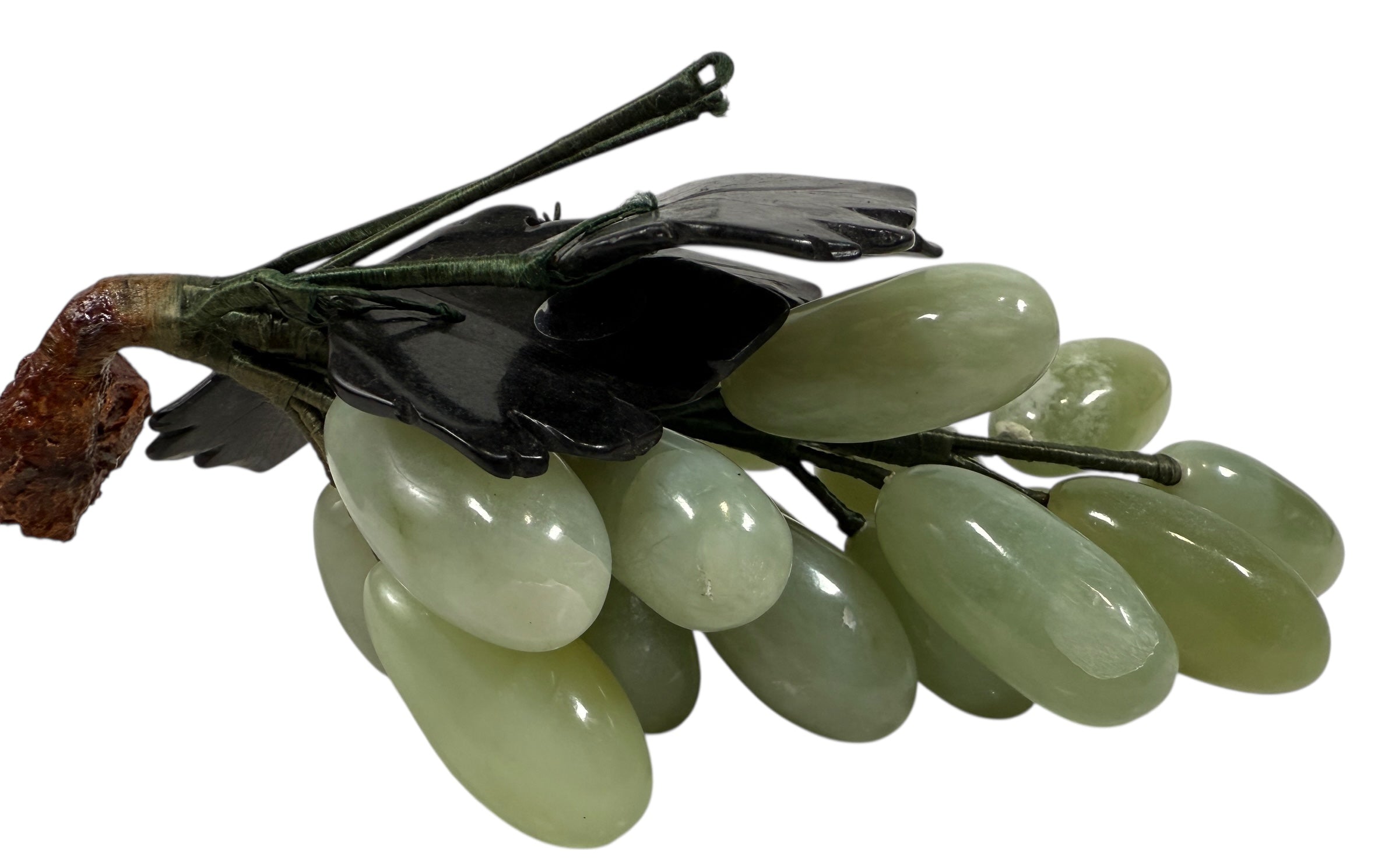 Raisins en pierre sculptés à la main du milieu du siècle – Jade/Onyx avec feuilles de marbre noir
