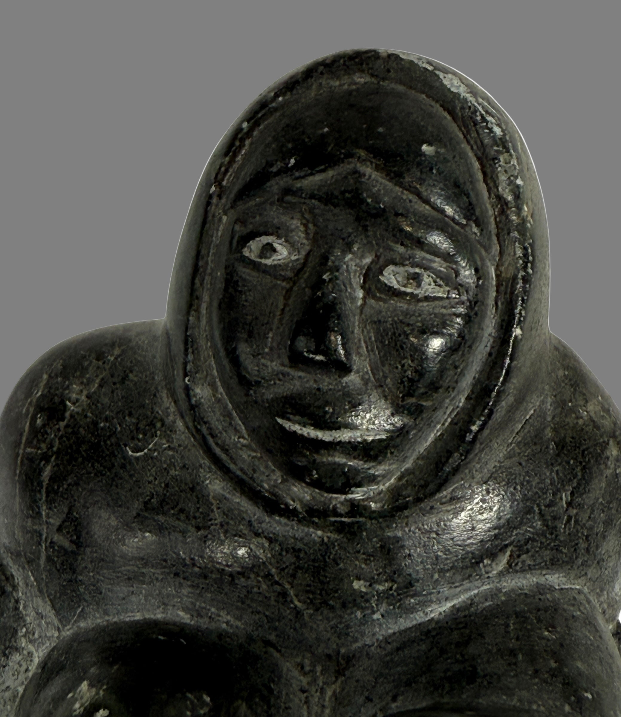 Sculpture inuite vintage en stéatite – Femme accroupie – Milieu du XXe siècle – Canada