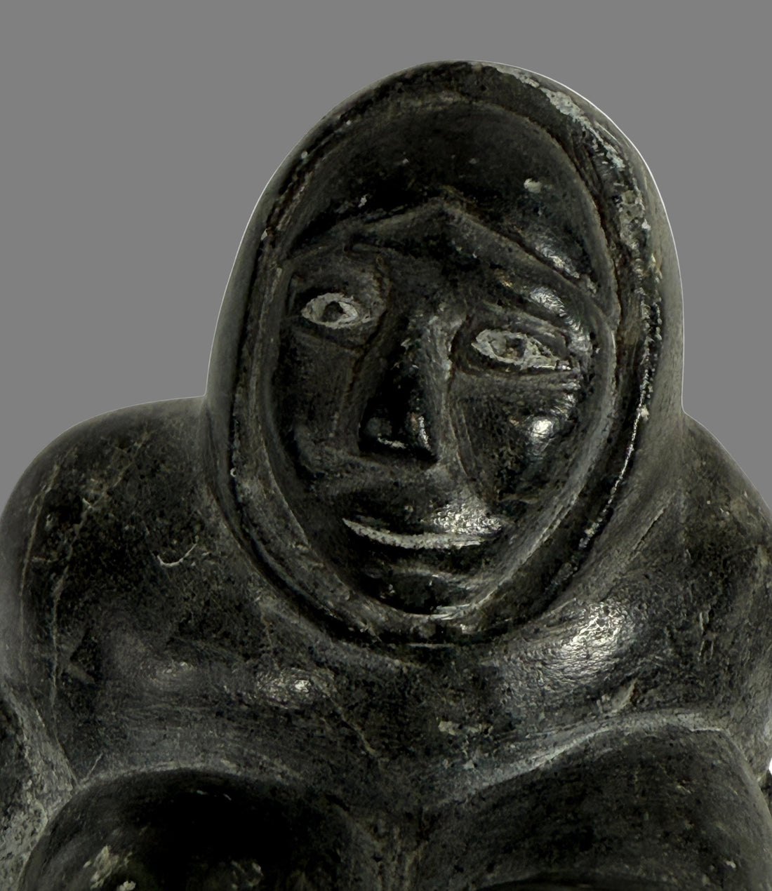 Sculpture inuite vintage en stéatite – Femme accroupie – Milieu du XXe siècle – Canada