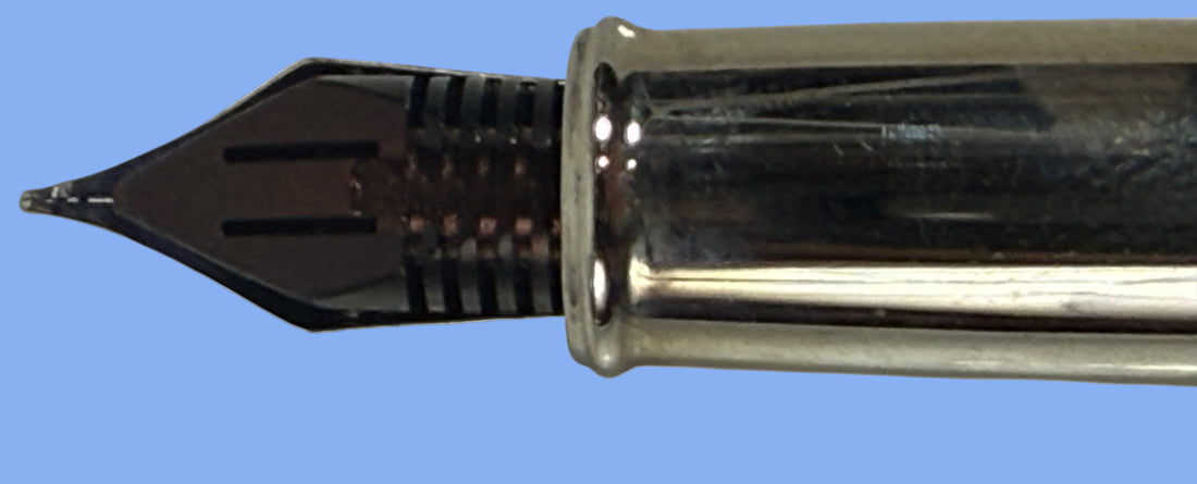 Stylo plume Sheaffer 100 – Corps noir et capuchon chromé brossé