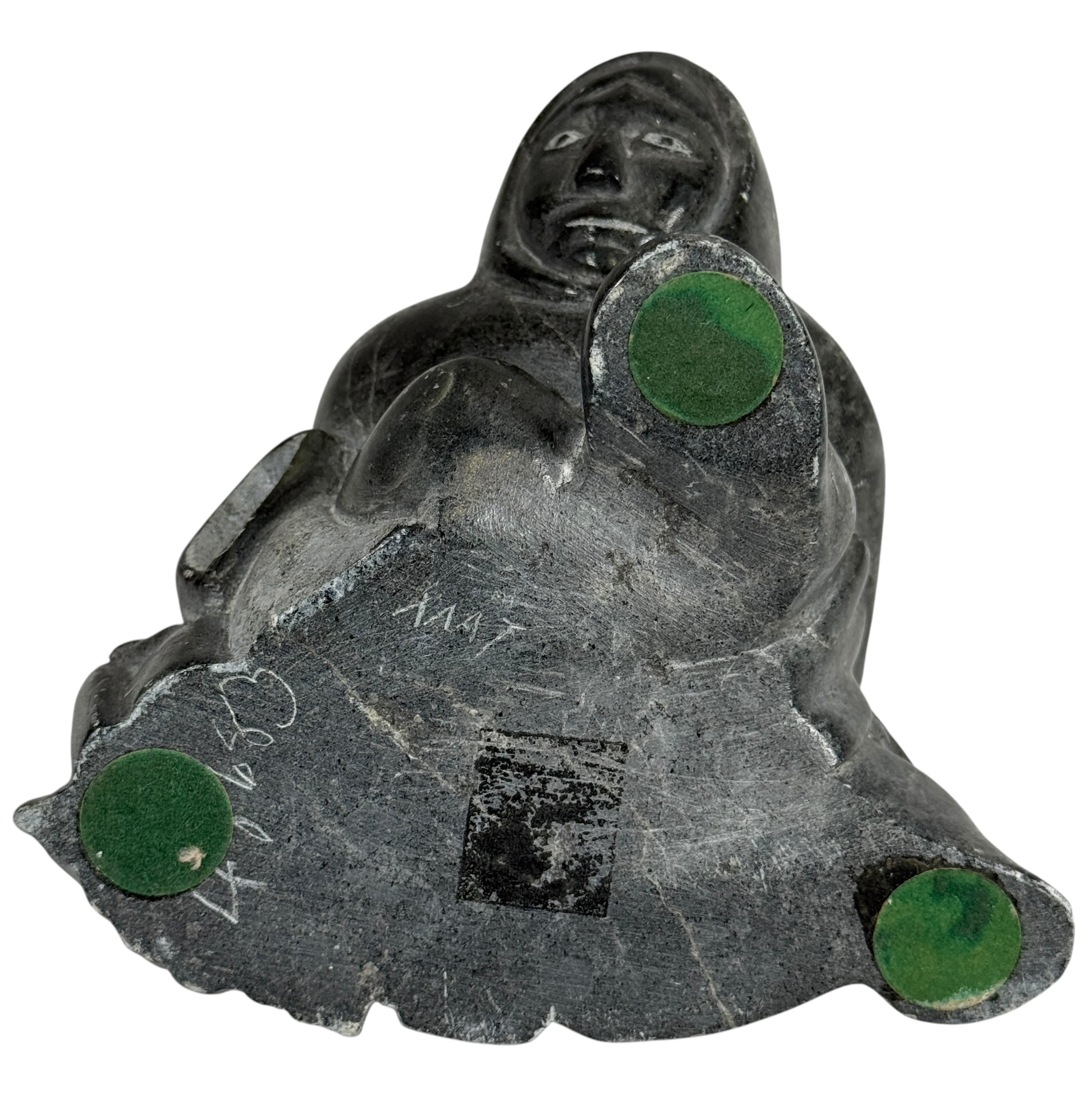 Sculpture inuite vintage en stéatite – Femme accroupie – Milieu du XXe siècle – Canada