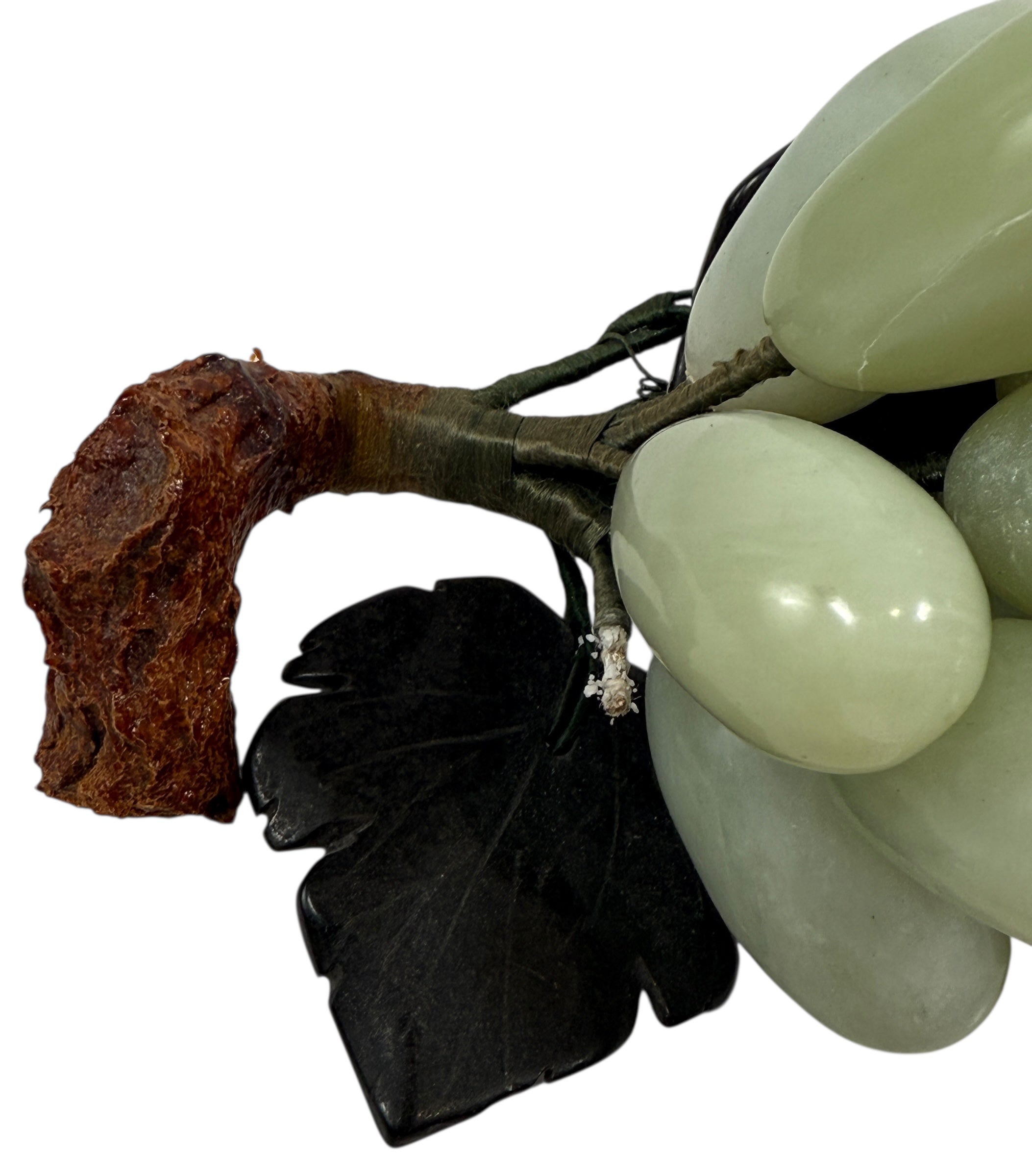 Raisins en pierre sculptés à la main du milieu du siècle – Jade/Onyx avec feuilles de marbre noir