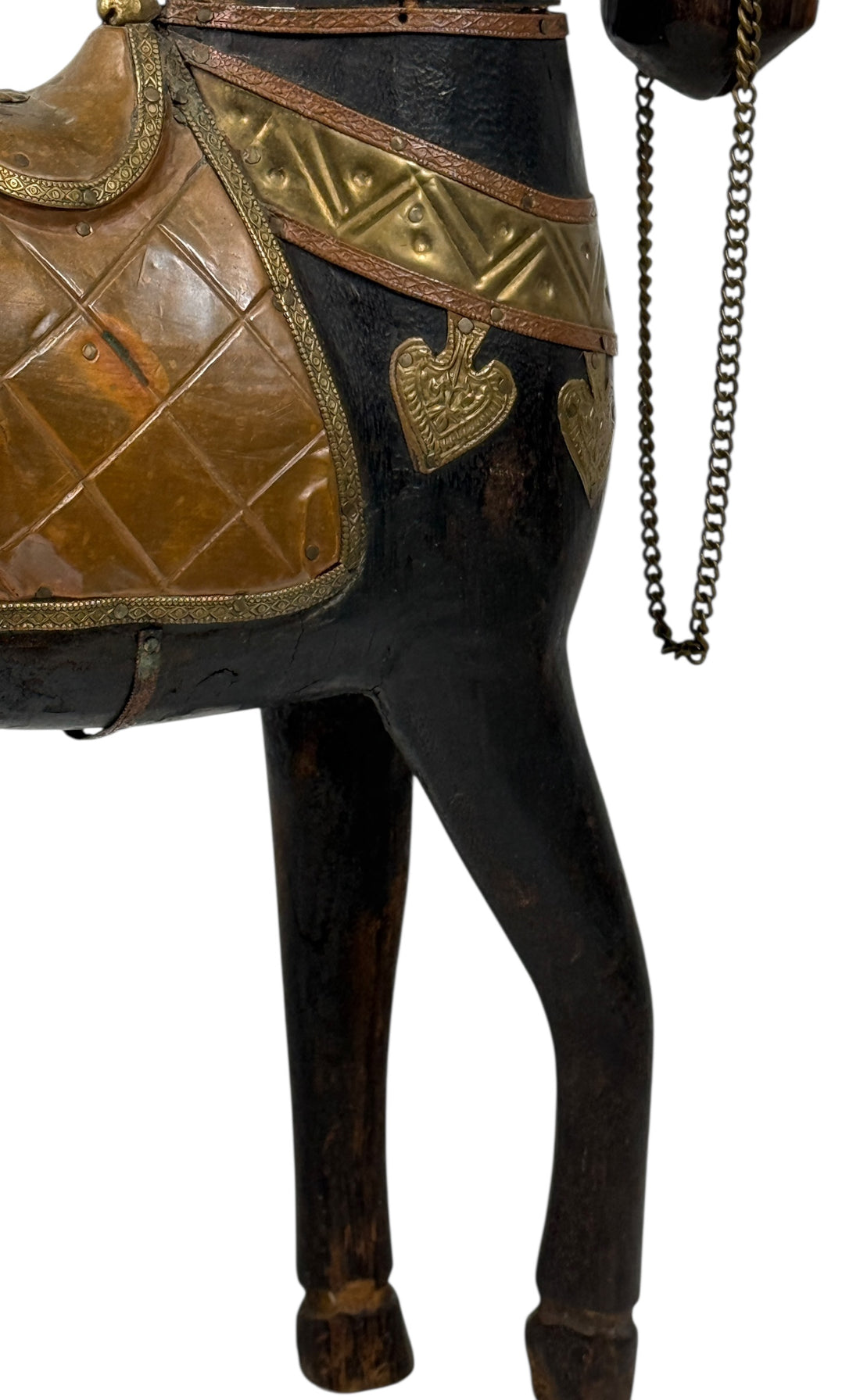 Cheval en bois sculpté à la main vintage avec applications en laiton – 31,8 cm, art populaire indien de style Marwari