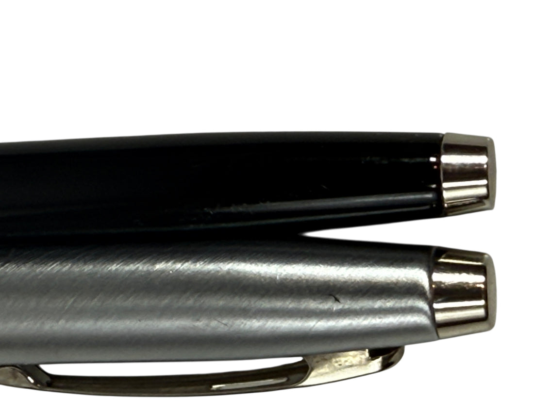 Stylo plume Sheaffer 100 – Corps noir et capuchon chromé brossé