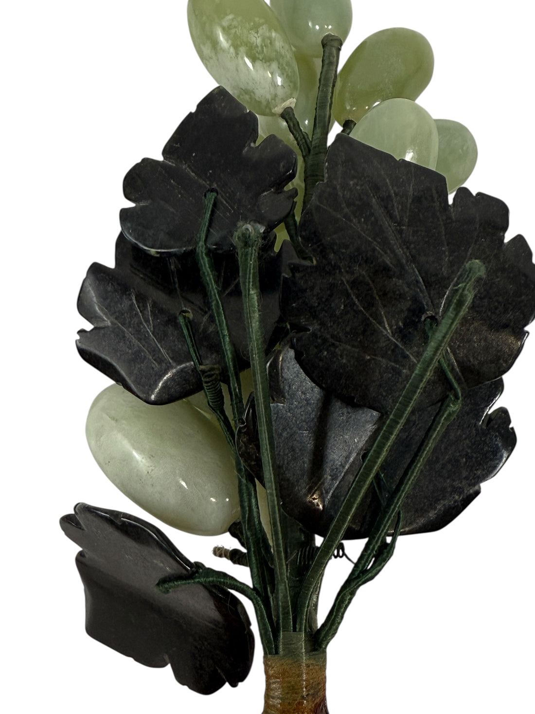 Raisins en pierre sculptés à la main du milieu du siècle – Jade/Onyx avec feuilles de marbre noir