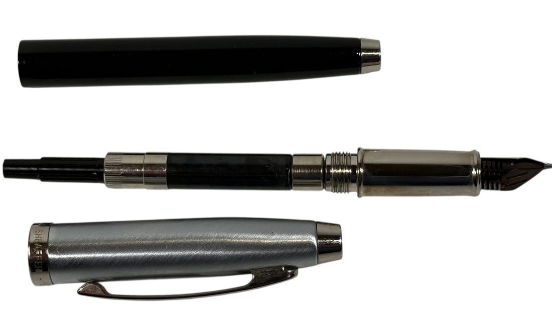 Stylo plume Sheaffer 100 – Corps noir et capuchon chromé brossé
