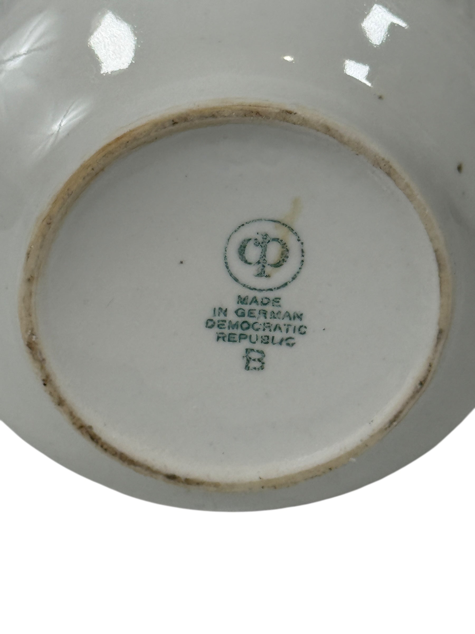 Cafetière en porcelaine allemande du milieu du siècle – Bordure florale dorée, base nervurée