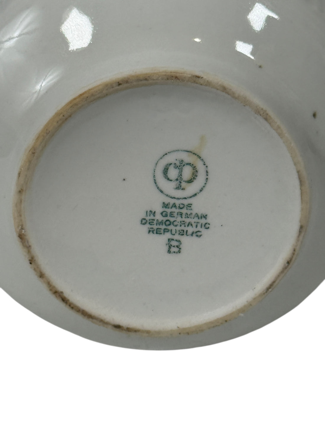 Cafetière en porcelaine allemande du milieu du siècle – Bordure florale dorée, base nervurée