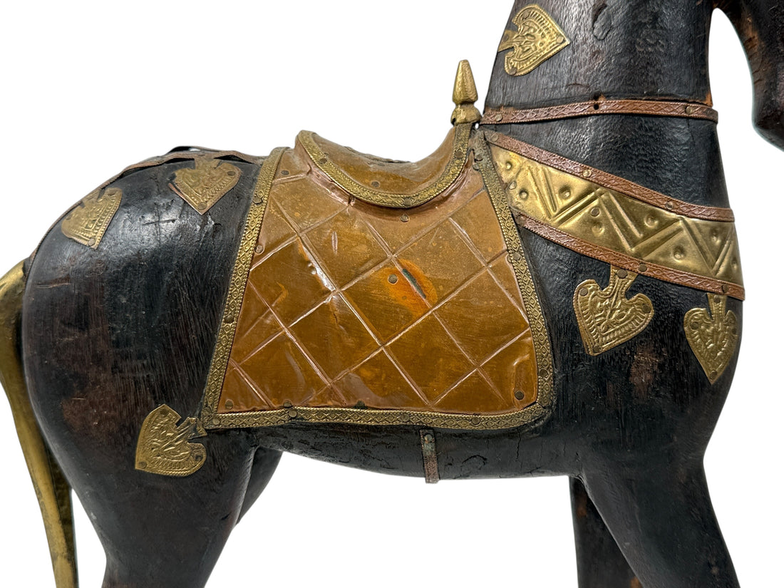 Cheval en bois sculpté à la main vintage avec applications en laiton – 31,8 cm, art populaire indien de style Marwari
