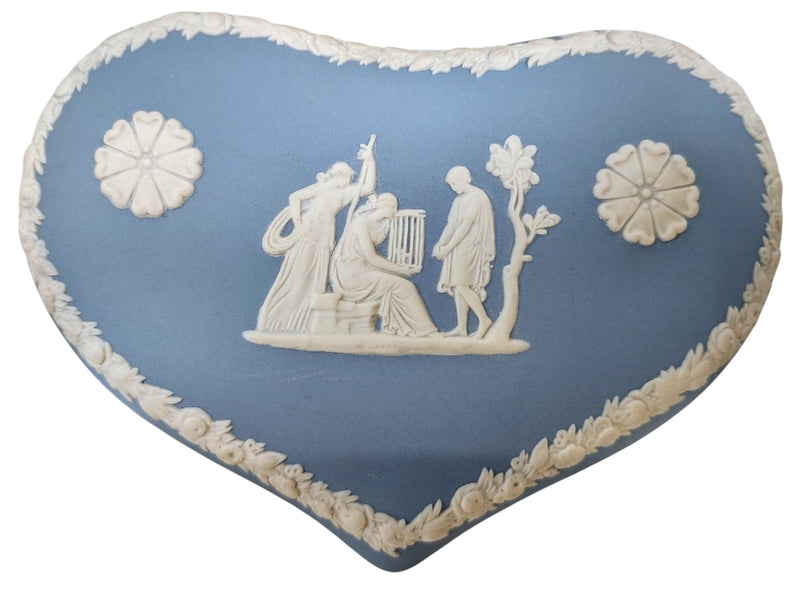 Boîte à bibelots en forme de cœur bleu Wedgwood Jasperware.