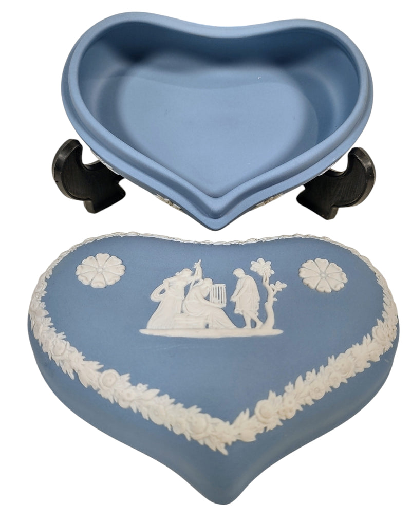 Boîte à bibelots en forme de cœur bleu Wedgwood Jasperware.