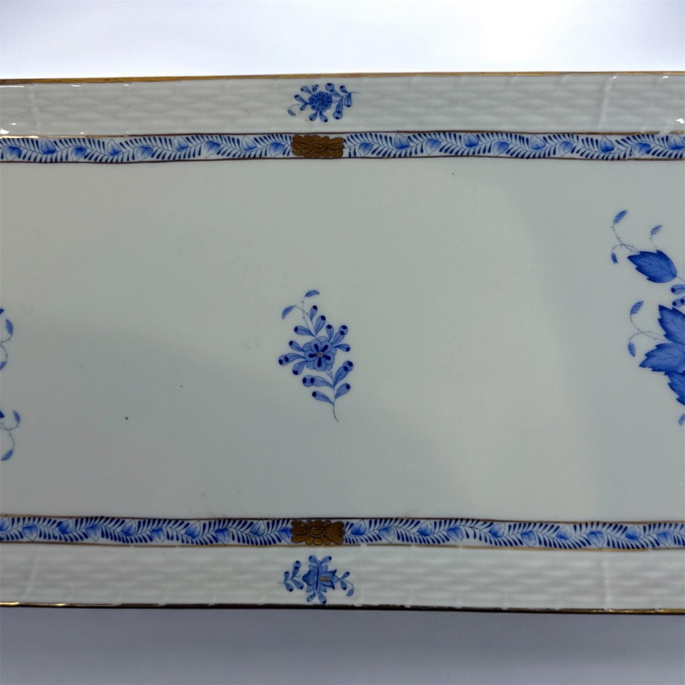 Plateau de service en porcelaine Herend Hongrie, peint à la main, motif floral bleu, poignées dorées, 49,5 cm
