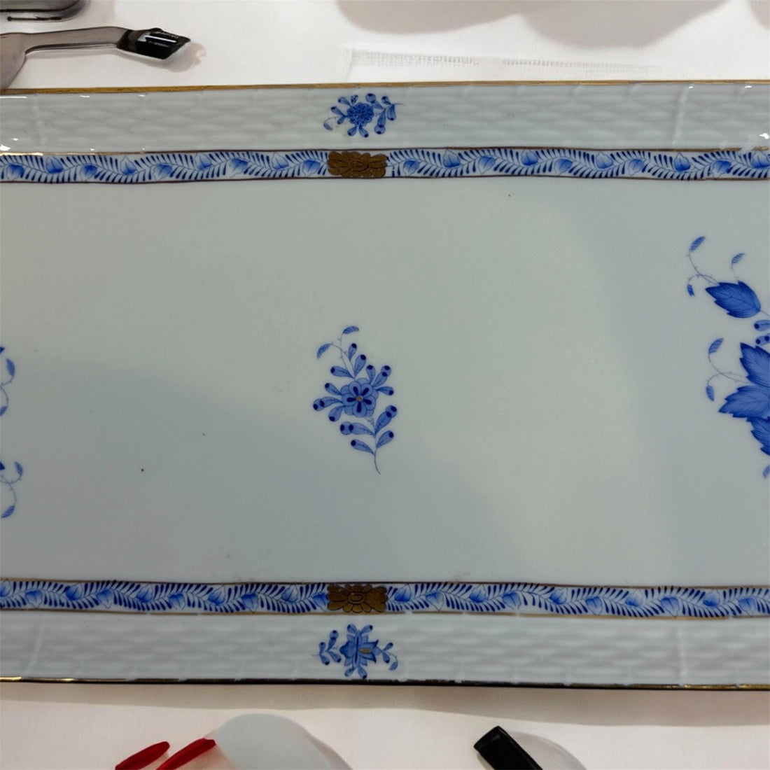 Plateau de service en porcelaine Herend Hongrie, peint à la main, motif floral bleu, poignées dorées, 49,5 cm