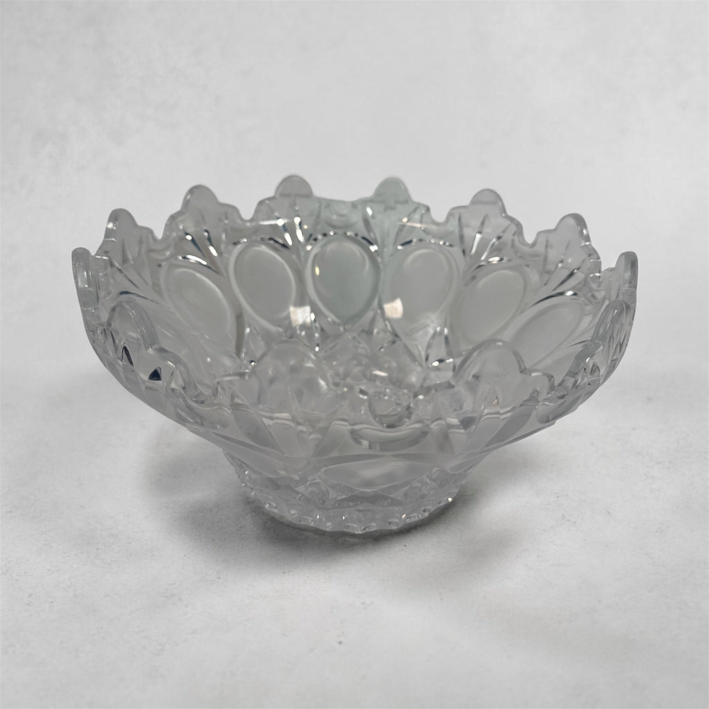 Coupe en verre pressé du milieu du siècle, motif givré à empreintes de pouce, bord festonné.