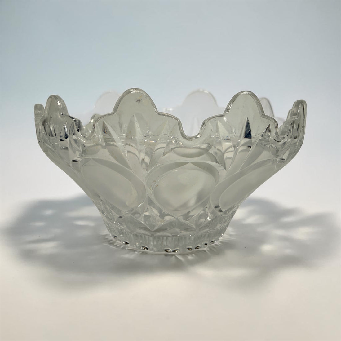 Coupe en verre pressé du milieu du siècle, motif givré à empreintes de pouce, bord festonné.