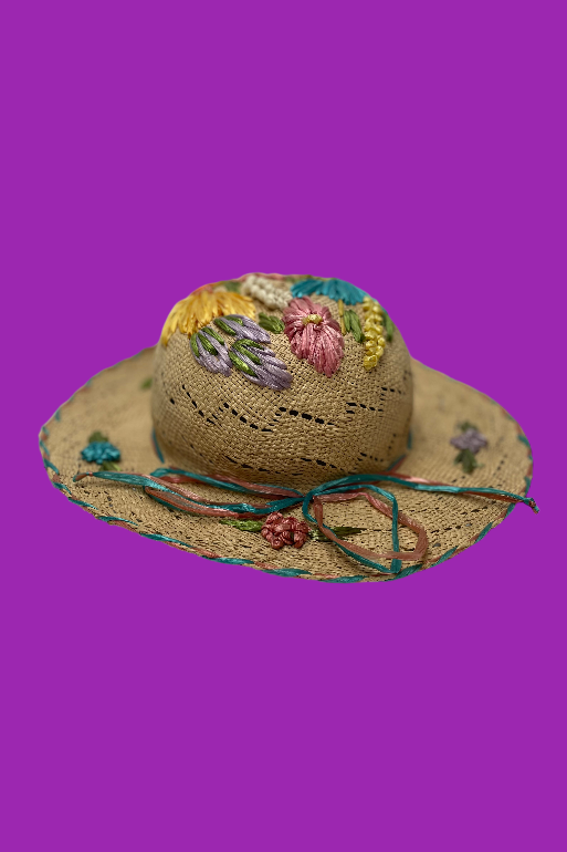 Chapeau de soleil en paille avec de belles fleurs de raphia
