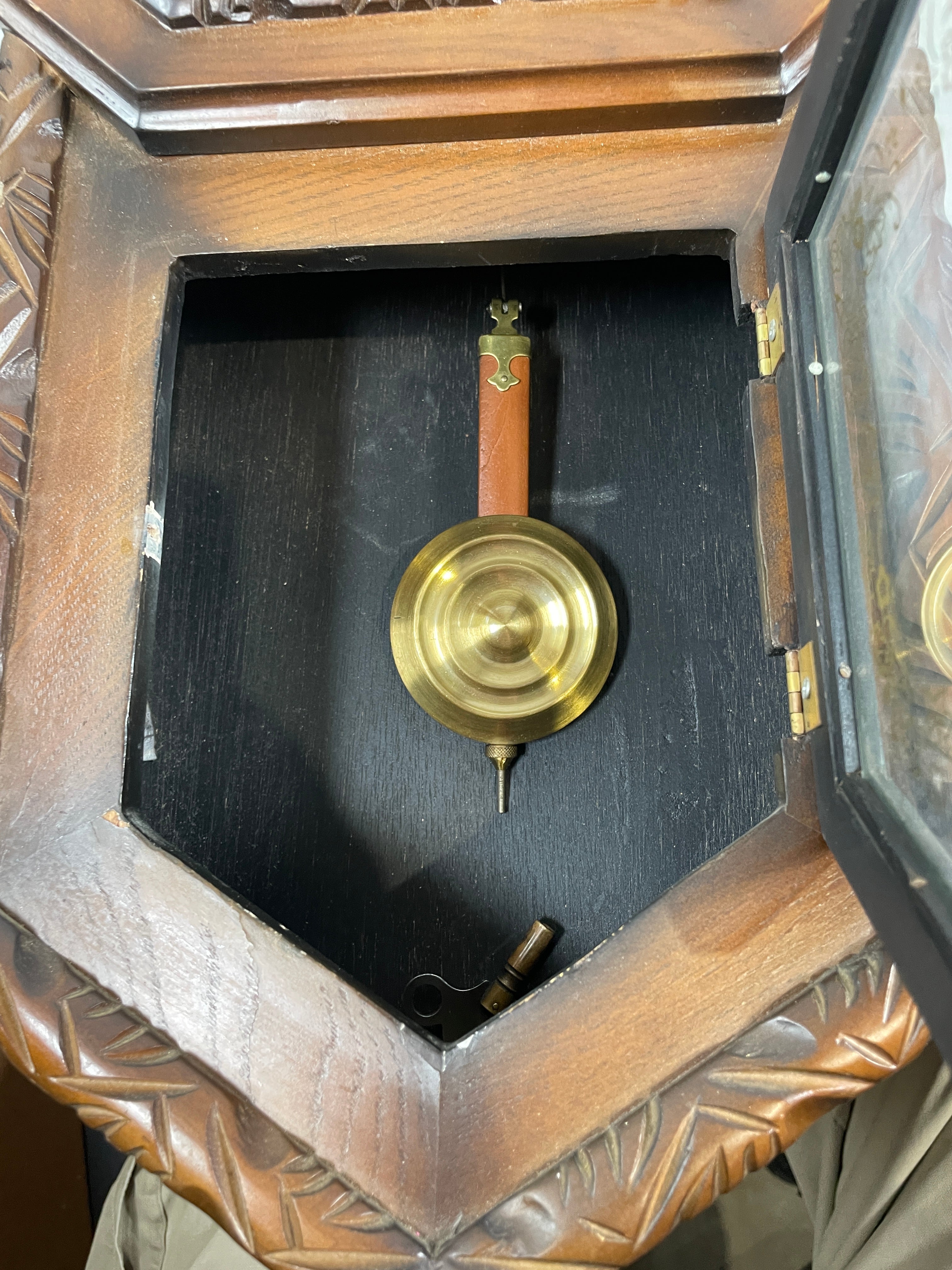 Horloge murale vintage Sankyo 31 jours – Boîtier en bois sculpté, cadran, pendule et clé en laiton – Fabriquée au Japon