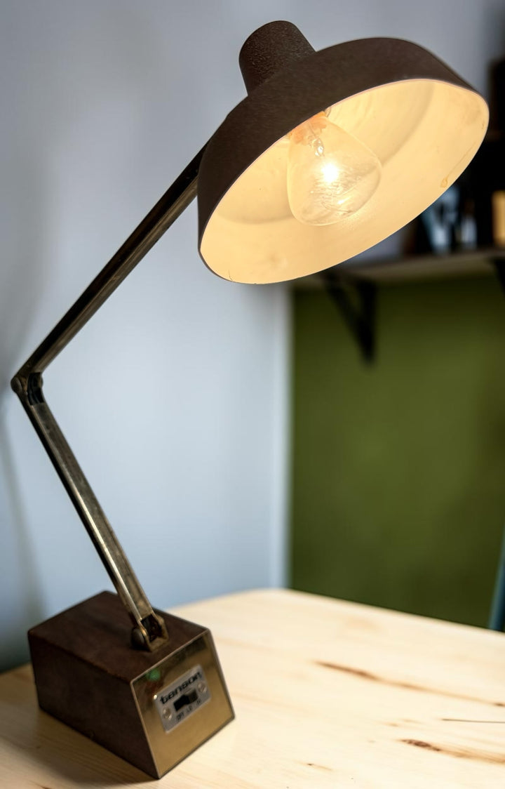Vintage Tensor adjustable desk lamp, made in USA. Brown metal shade, brass-tone articulated arm, wood-look base. Tested to illuminate. Shop Eco Depot Montreal.