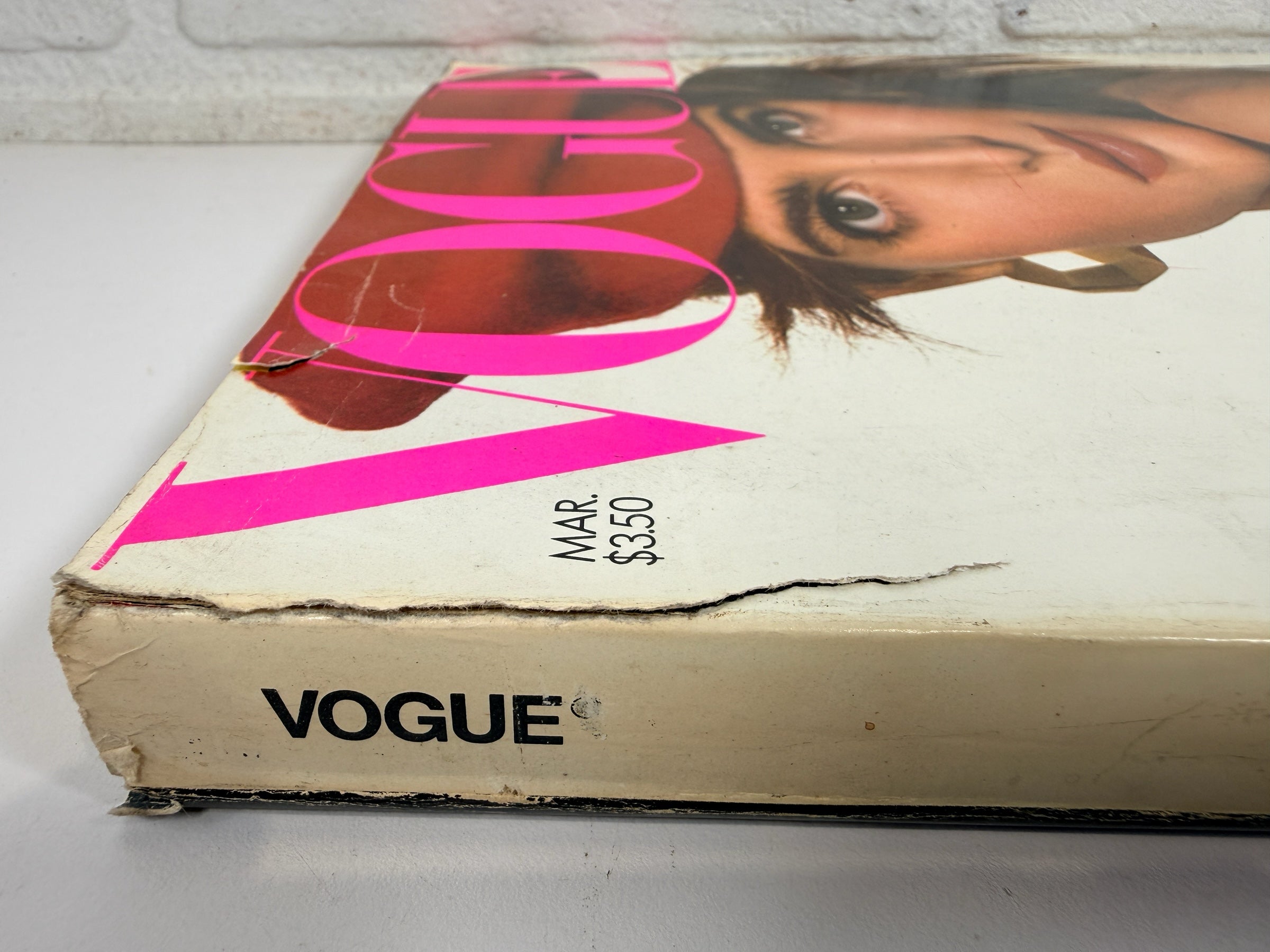 Éco-Dépôt Montréal vintage March 1988 Vogue magazine cover featuring iconic 80s fashion photography and editorial design.