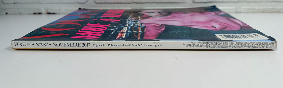 Éco-Dépôt Montréal Vogue Paris November 2017 magazine issue 982 spine view showing publication details
