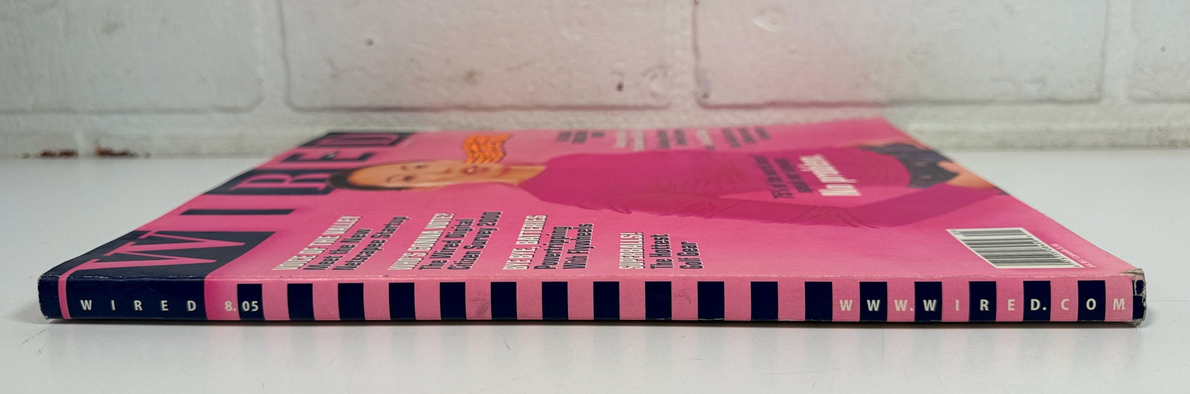 Éco-Dépôt Montréal vintage May 2000 Wired magazine issue with a vibrant hot-pink cover and striped spine