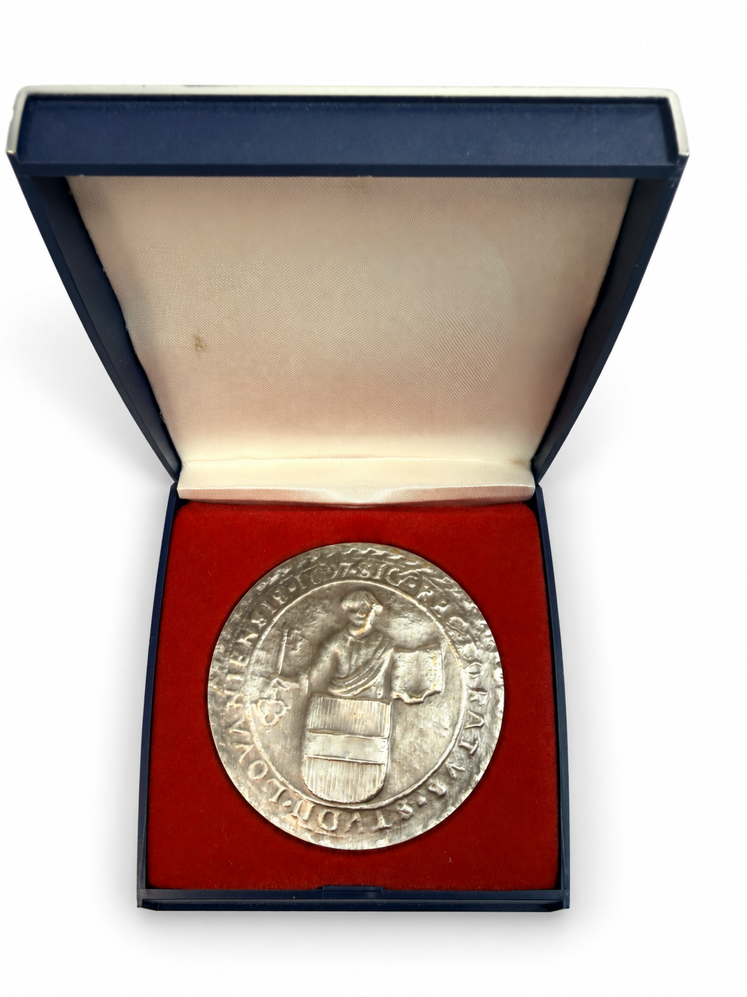 Discover a collectible Catholic University of Leuven 1425 commemorative medallion featuring historic university imagery and a fitted presentation case.