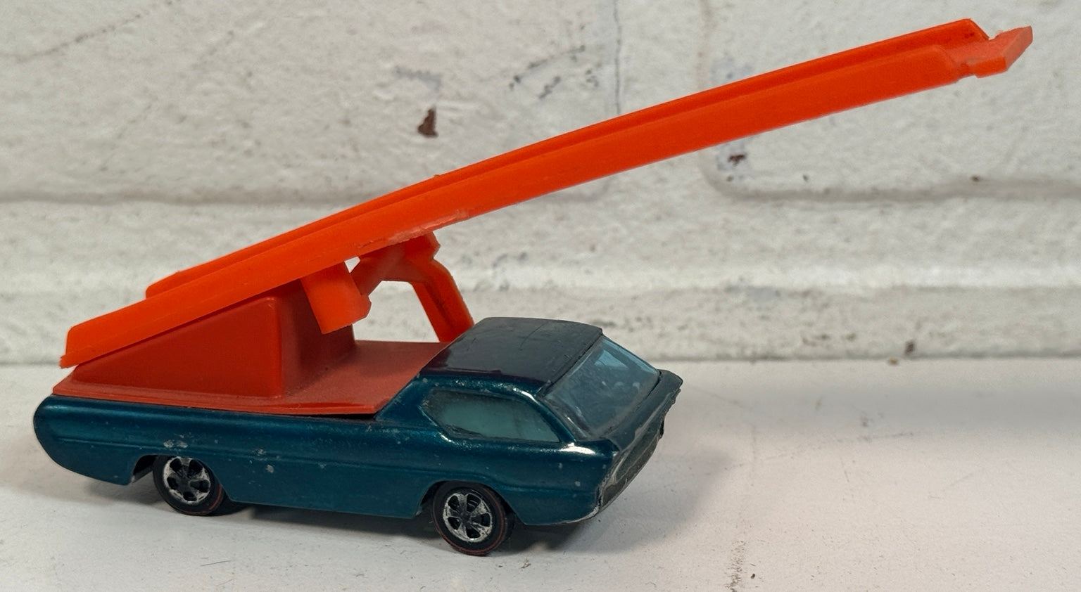 Vintage Mattel Hot Wheels Sky Show Deora with orange launcher – view 1
