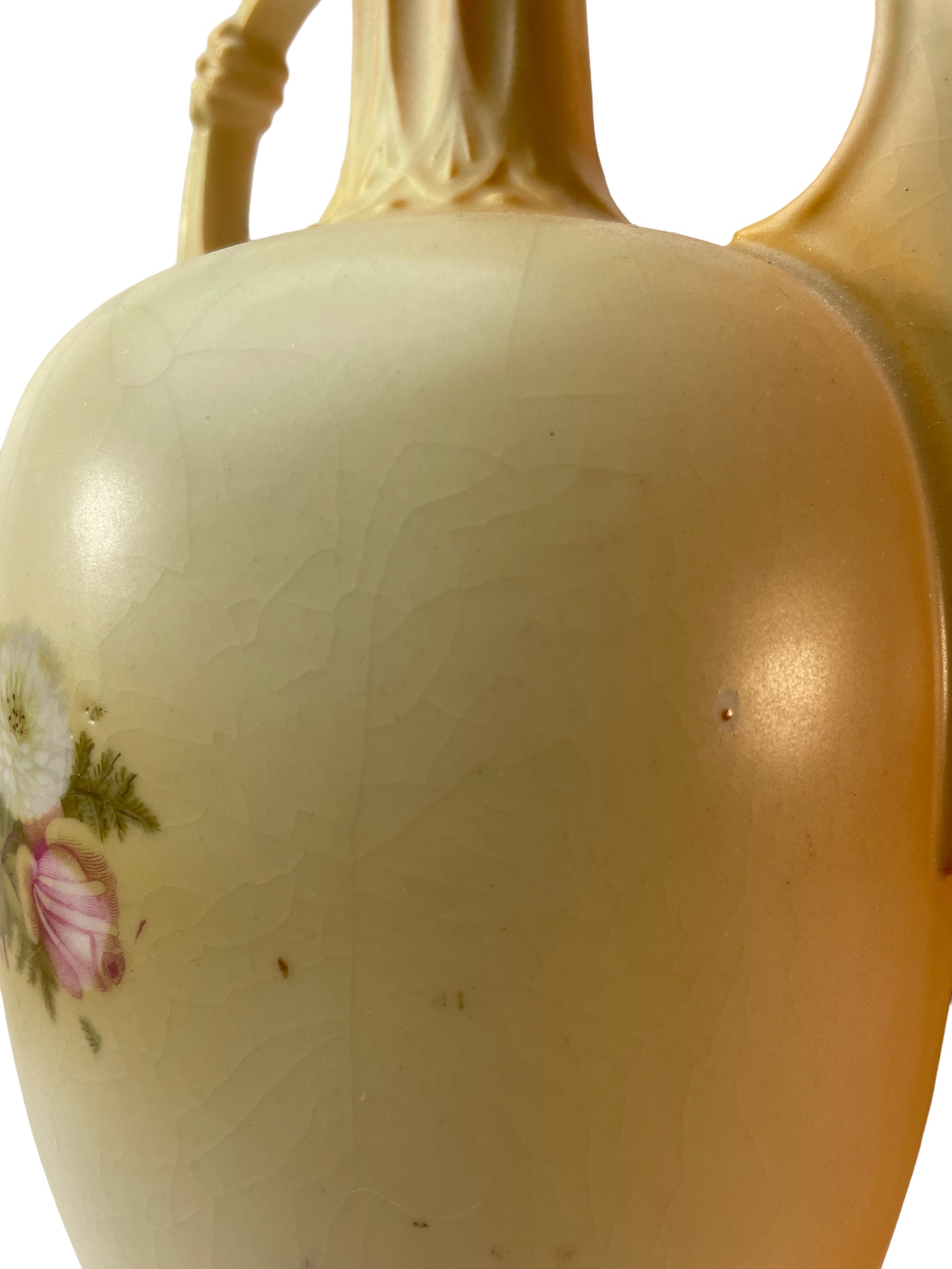 Vase agrémenté d'accents dorés et de peinture florale