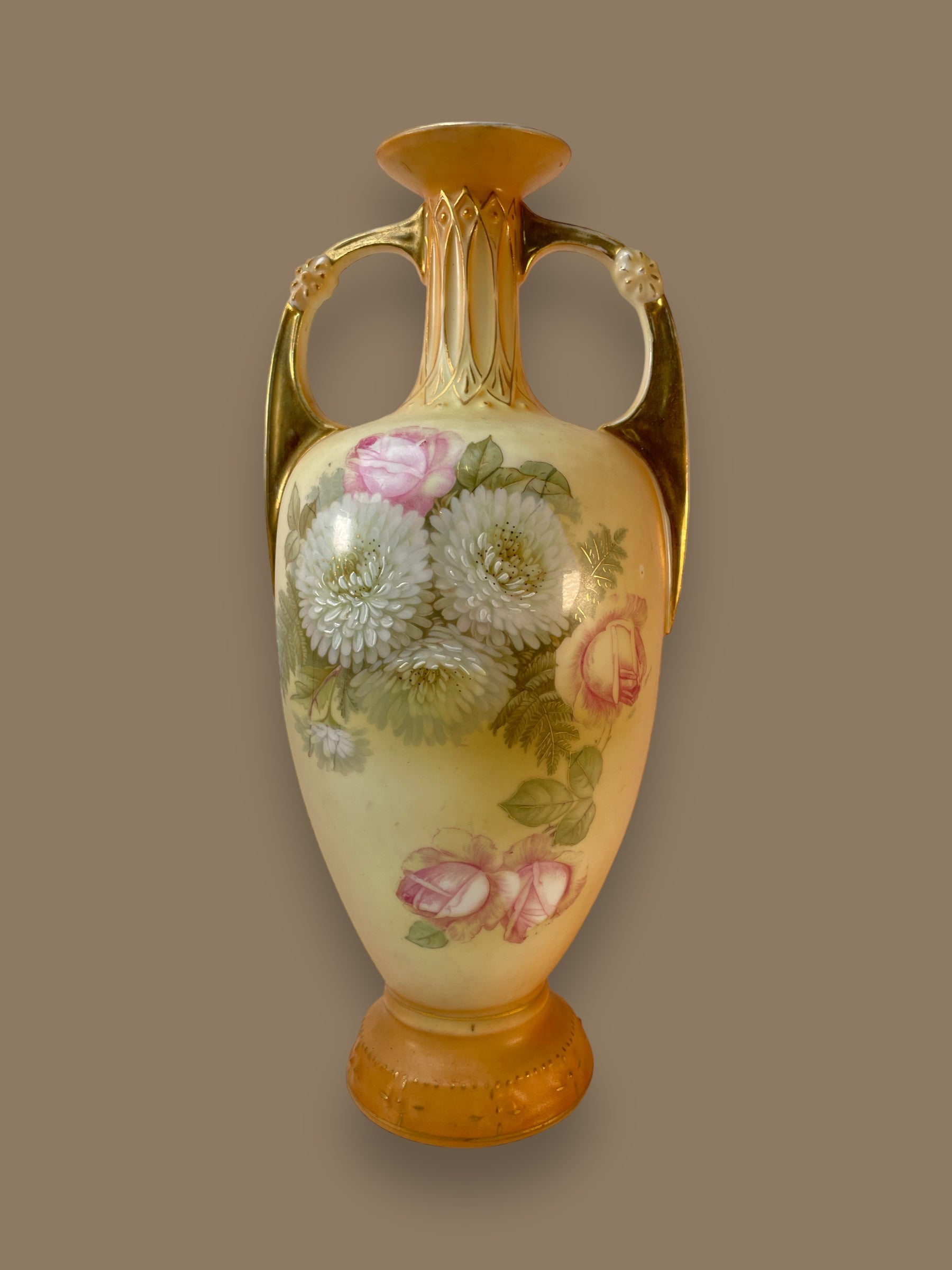 Vase agrémenté d'accents dorés et de peinture florale