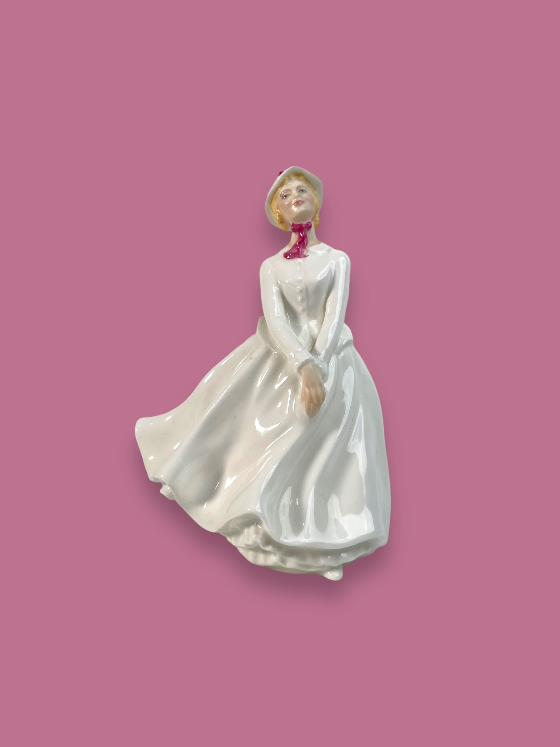 Figurine Royal Doulton MARY HN2374 fabriquée et peinte à la main en Angleterre