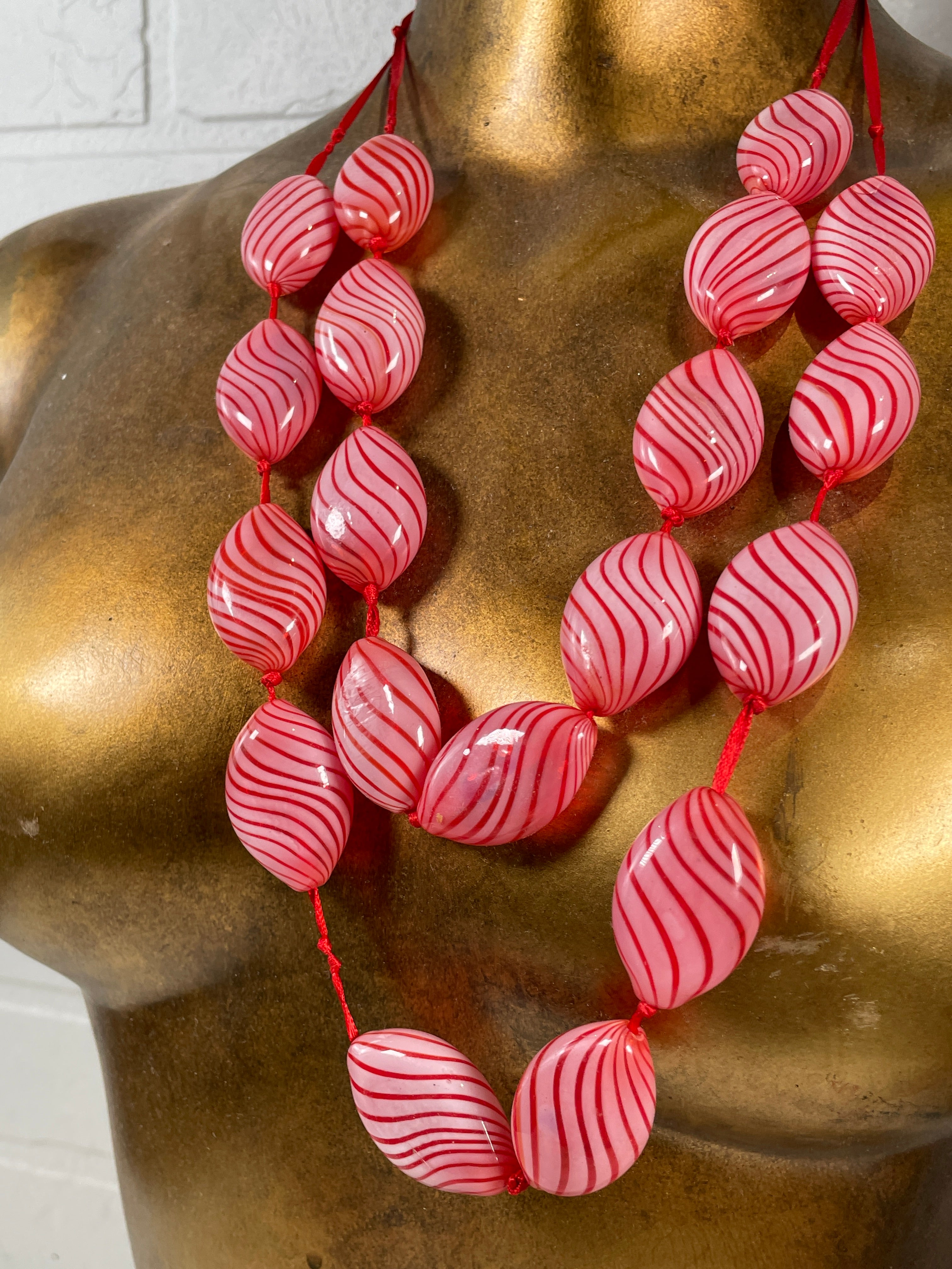 Murano-Style Vintage Swirl Glass Bead Necklace – Bold Red & White