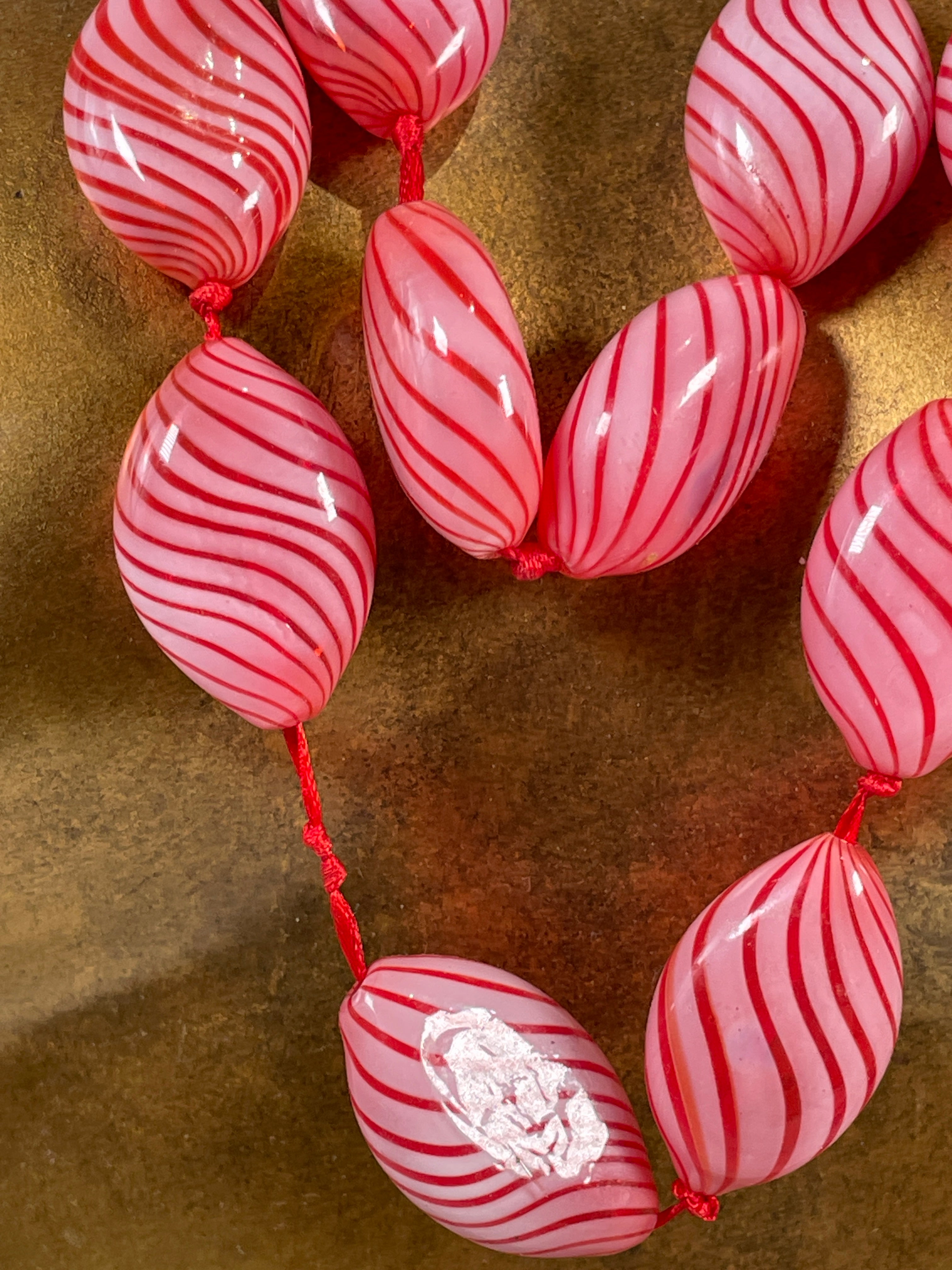 Murano-Style Vintage Swirl Glass Bead Necklace – Bold Red & White