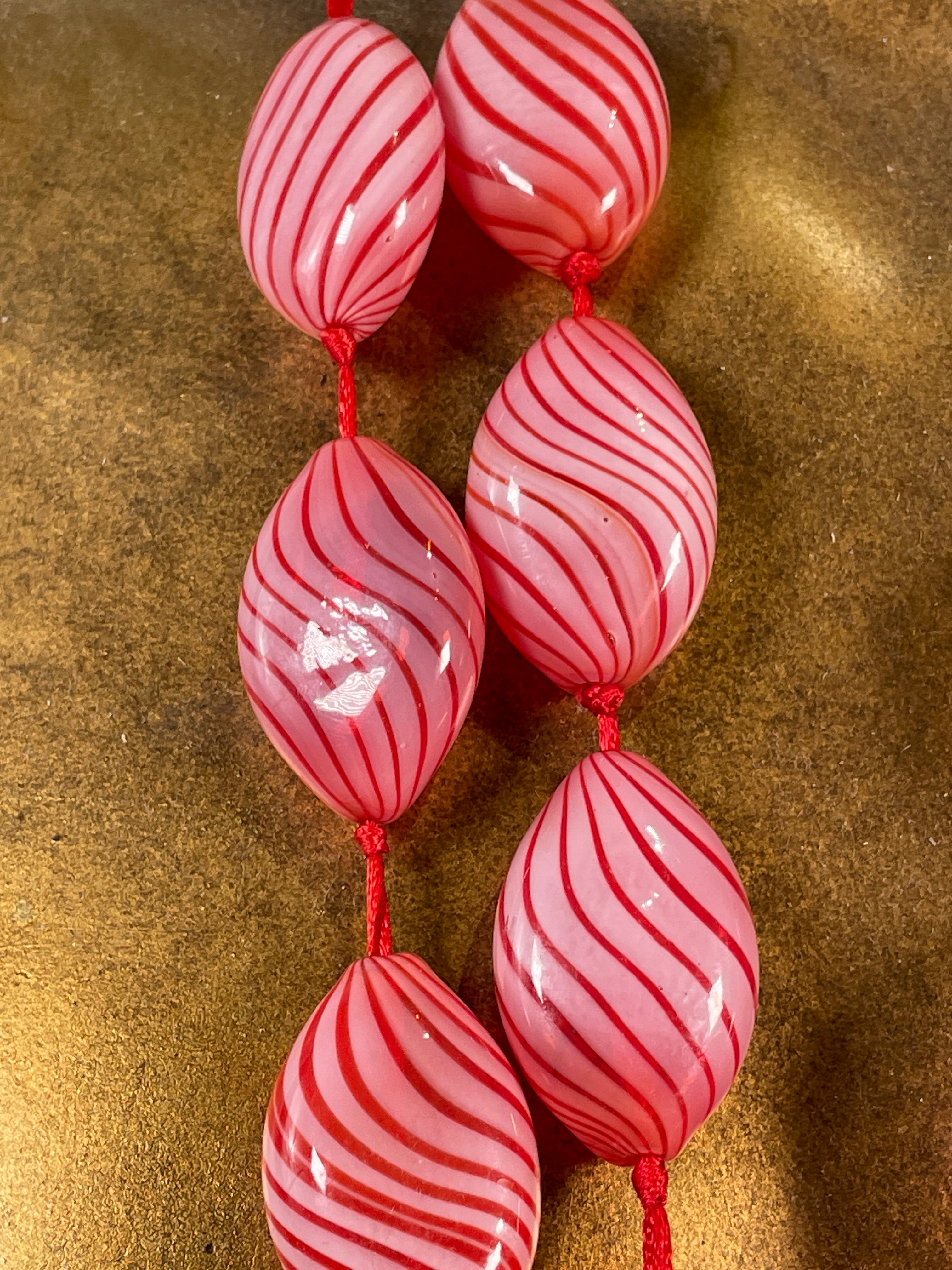 Murano-Style Vintage Swirl Glass Bead Necklace – Bold Red & White