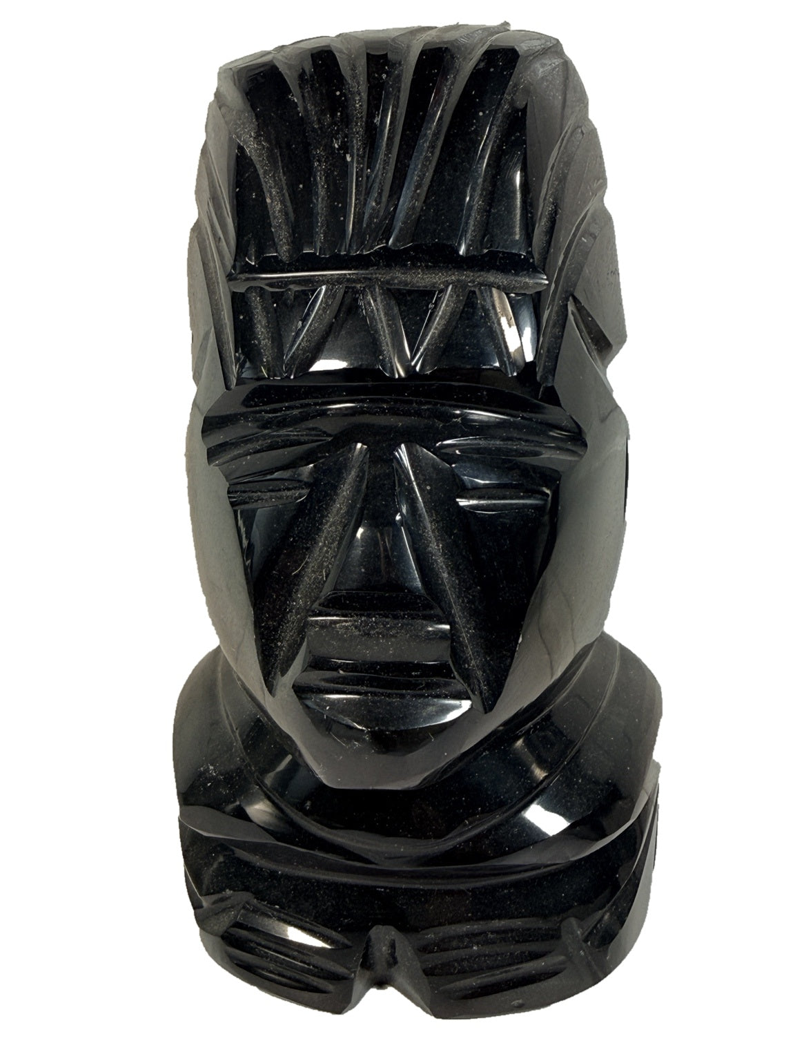 Vue de face du buste en onyx noir sur fond blanc