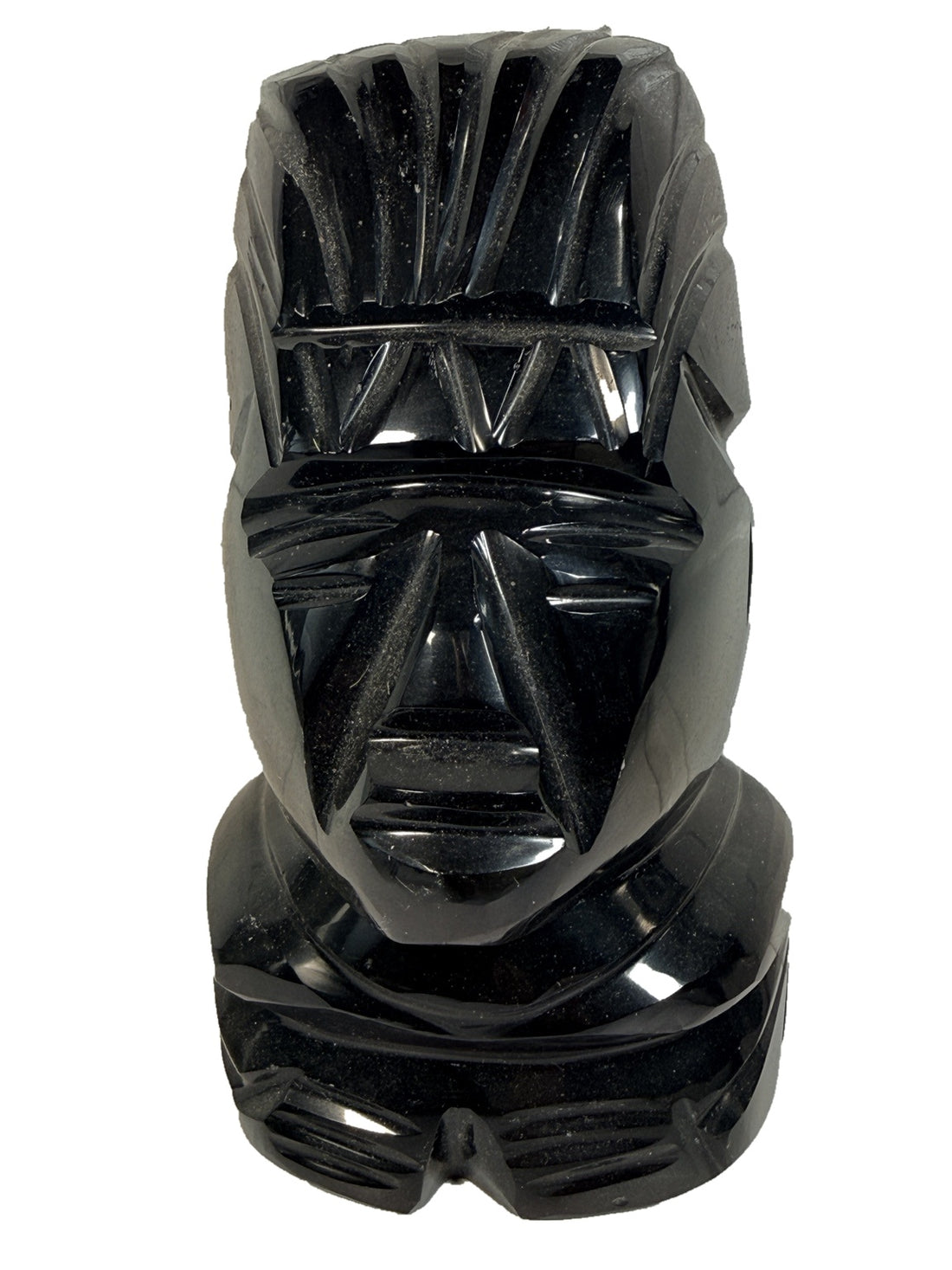 Vue de face du buste en onyx noir sur fond blanc