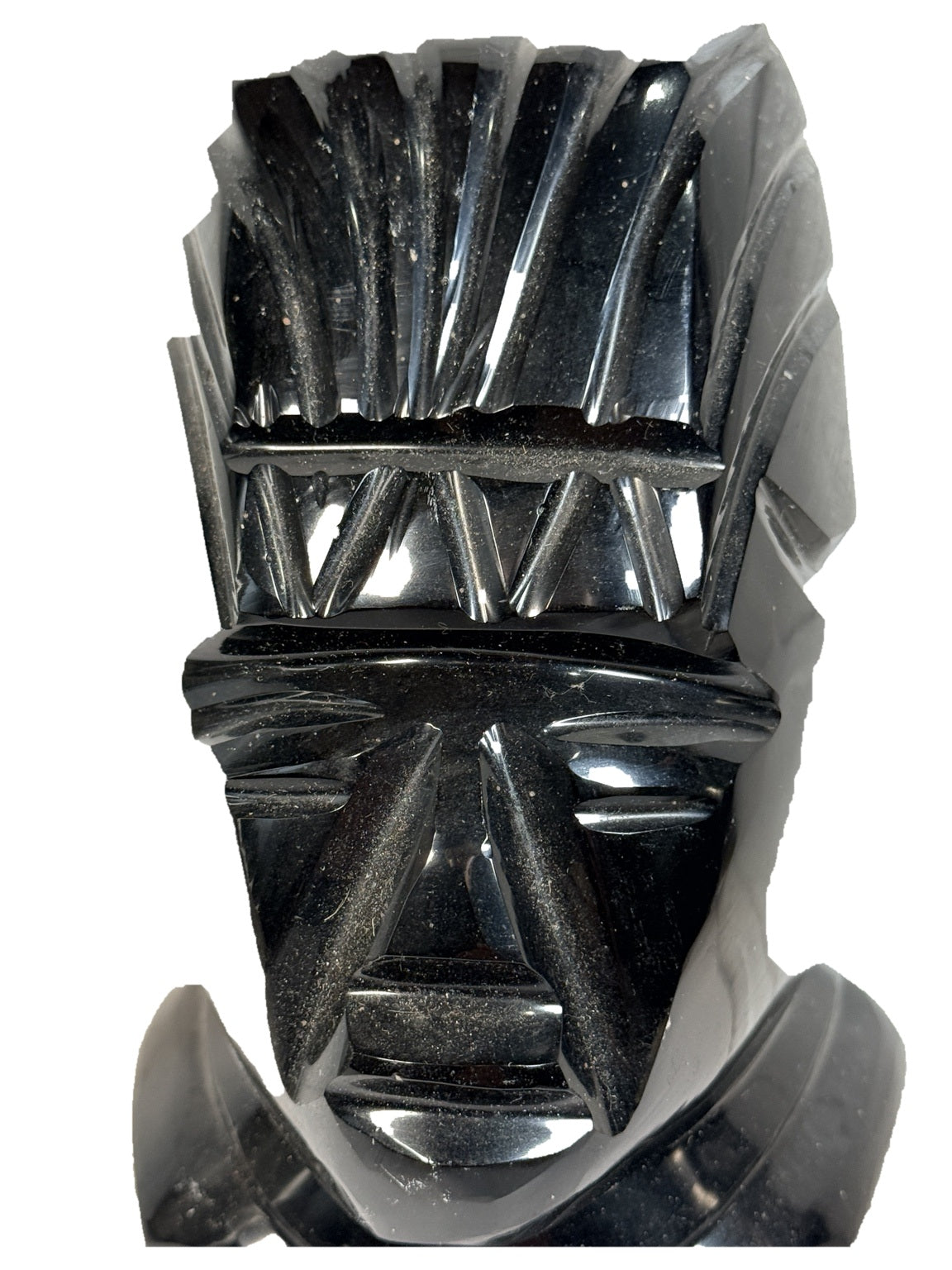 Gros plan du buste sculpté en onyx noir sur fond blanc