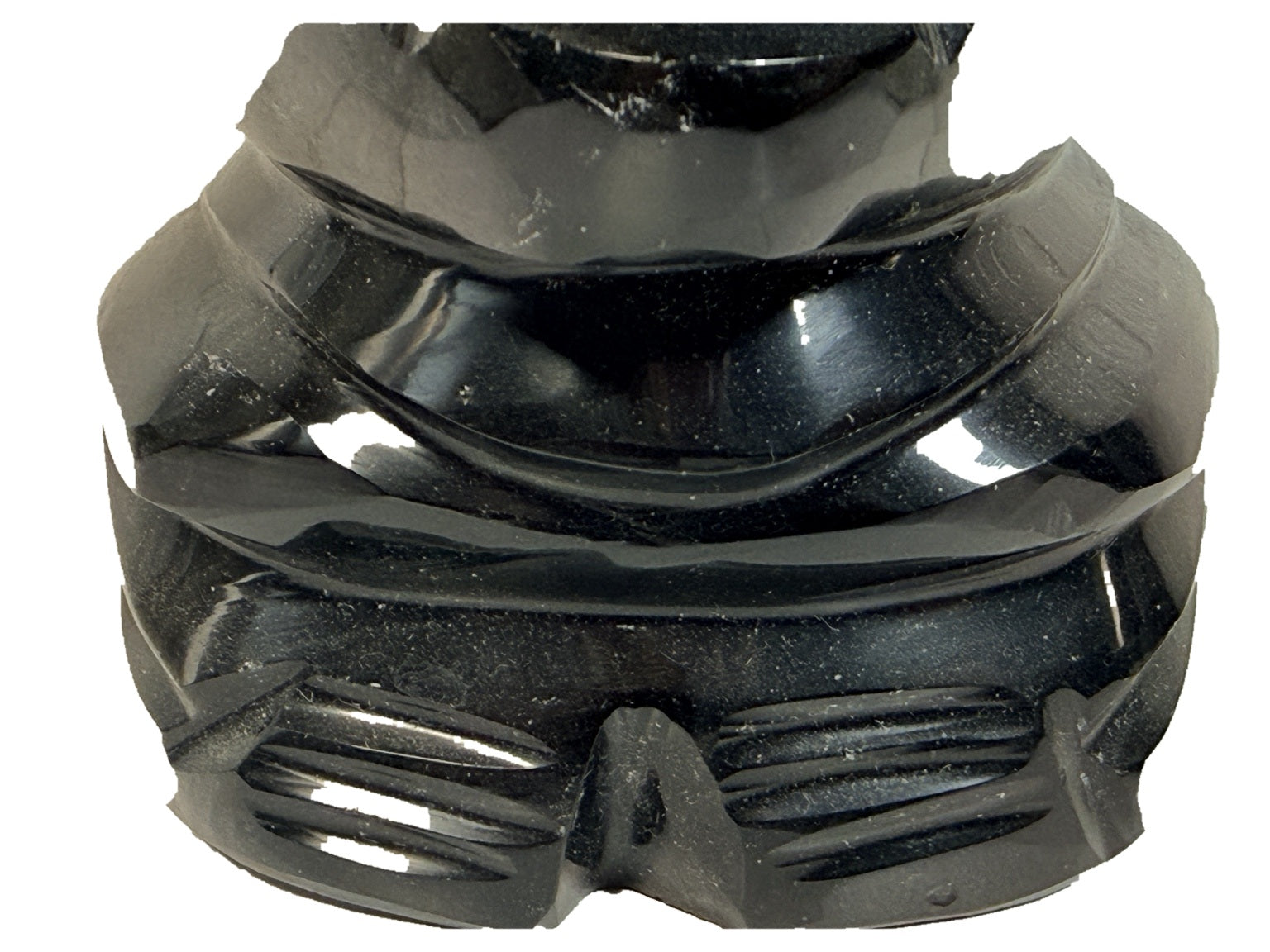 Détail de la base sculptée du buste en onyx noir sur fond blanc