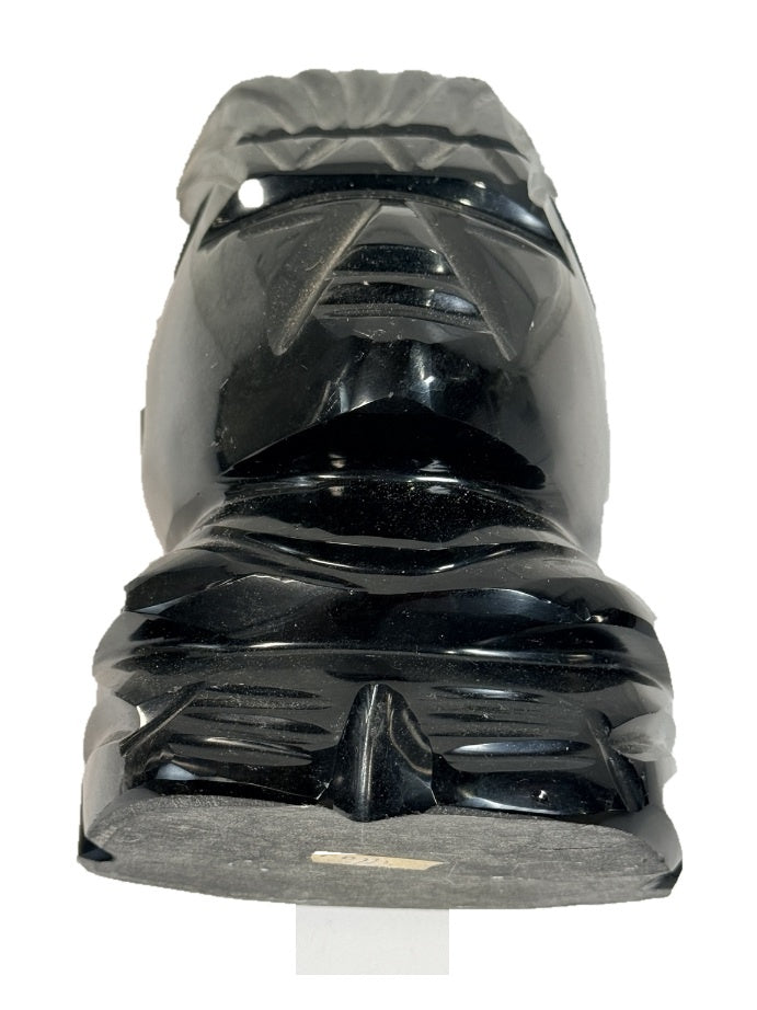 Vue inclinée du dessous du buste en onyx noir sur fond blanc