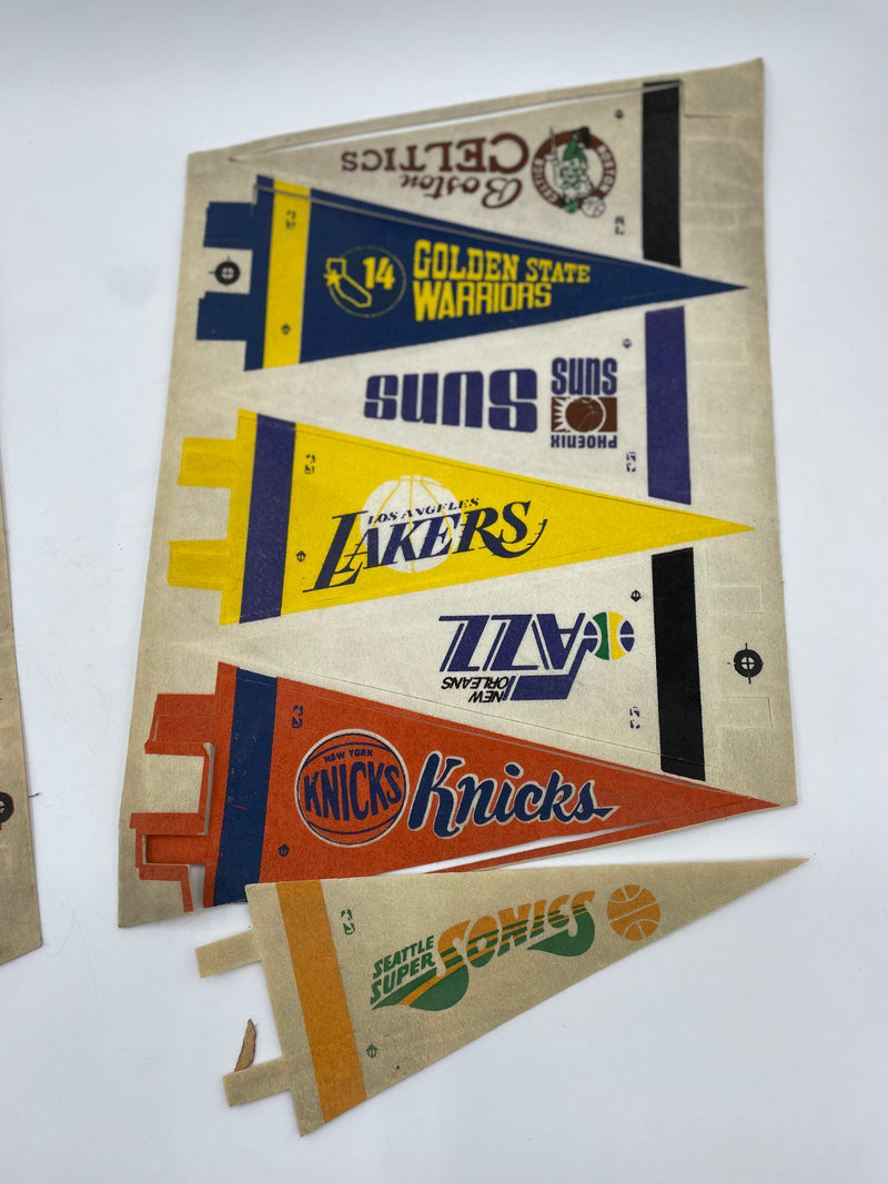 Lot de 13 fanions de basket-ball vintage