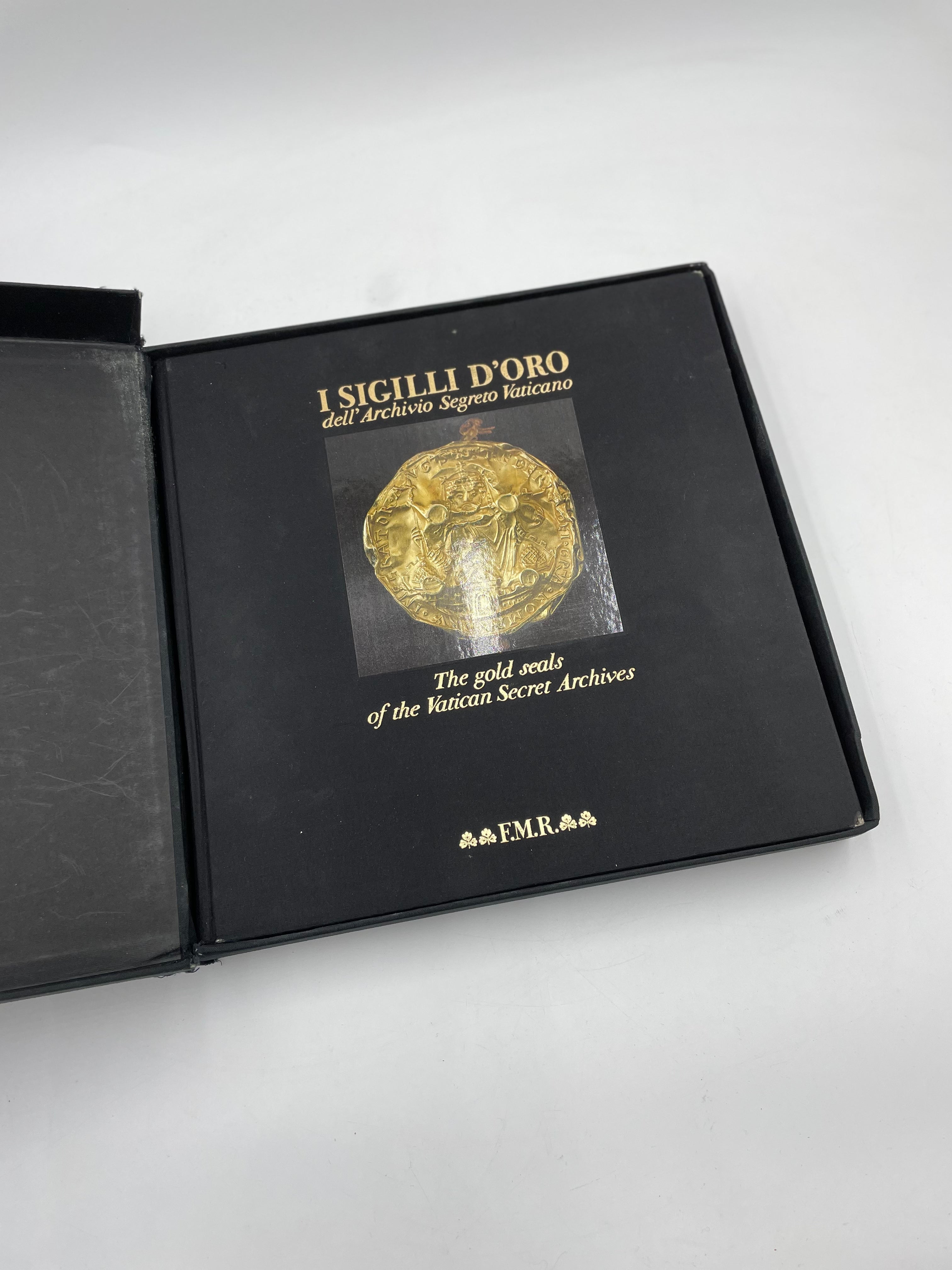 Les sceaux d'or des archives secrètes du Vatican publié par Franco Maria Ricci
