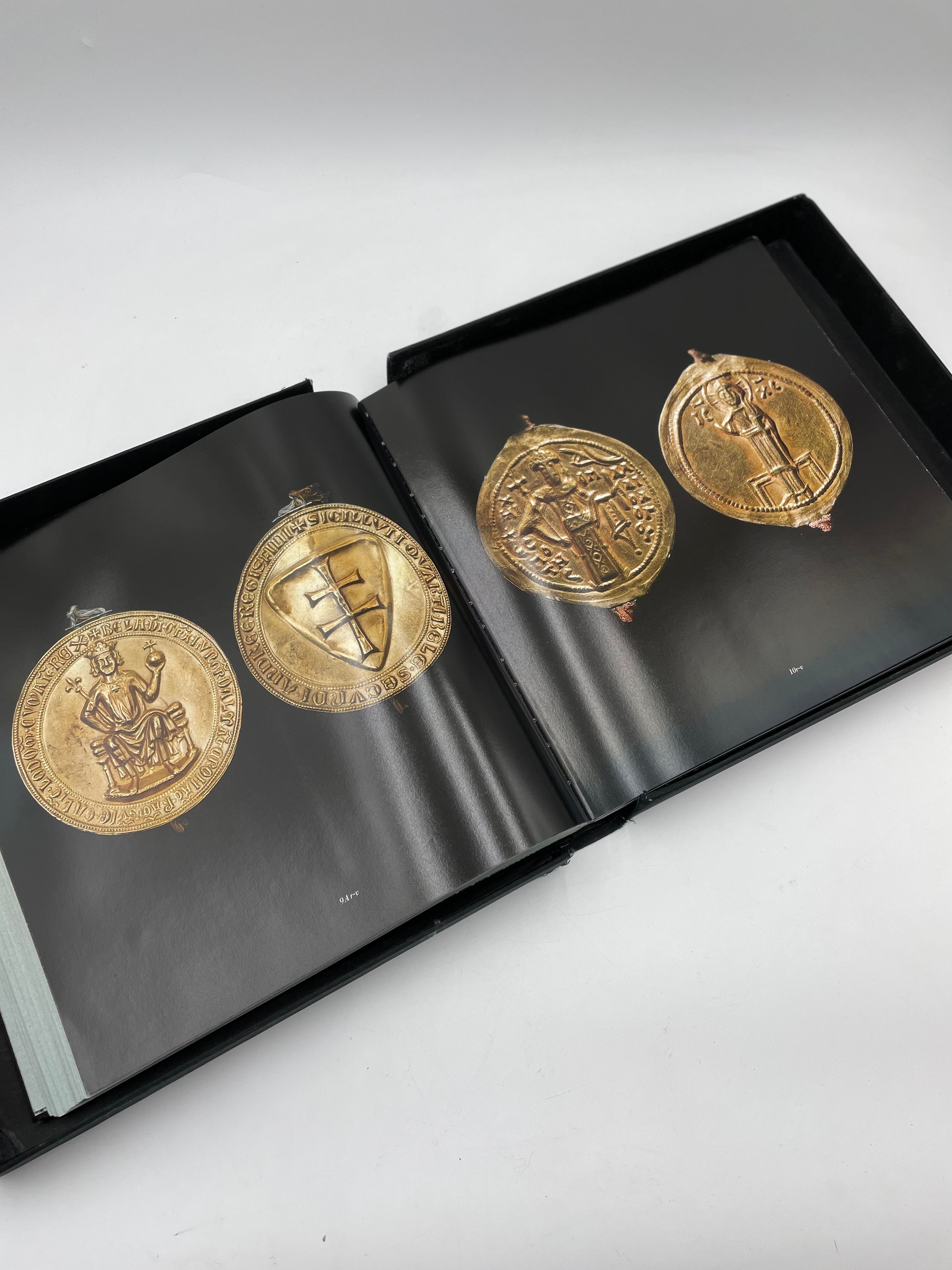 I sigilli d'oro dell'Archivio Segreto Vaticano Published by Franco Maria Ricci