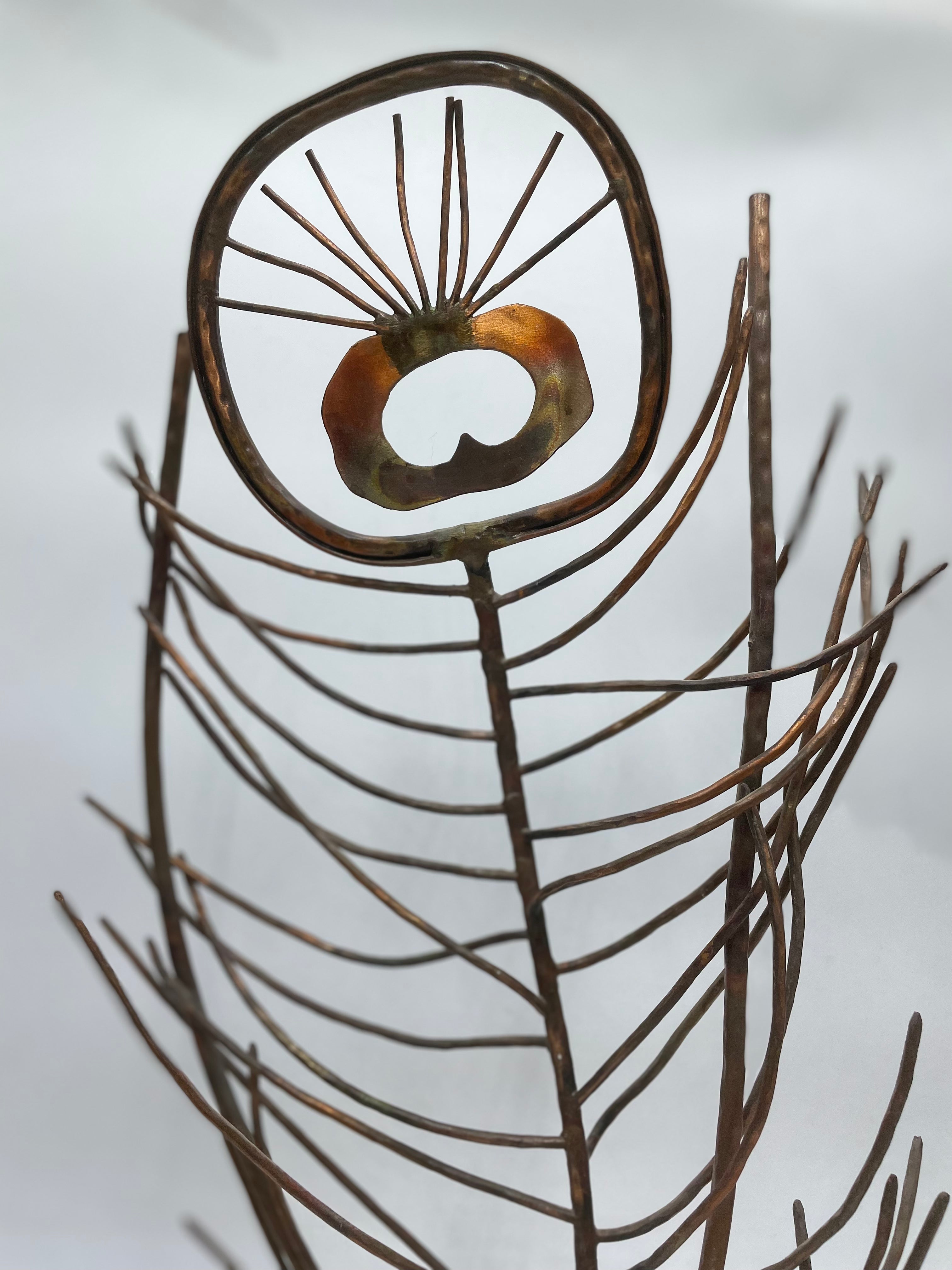 Sculpture en plumes de paon par Menachem Gosher